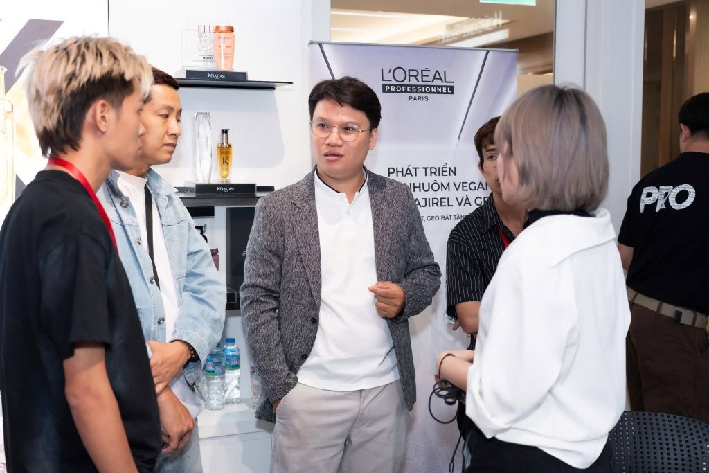 Hoàng Lê trao đổi cùng người tham dự tại sự kiện L'Oréal