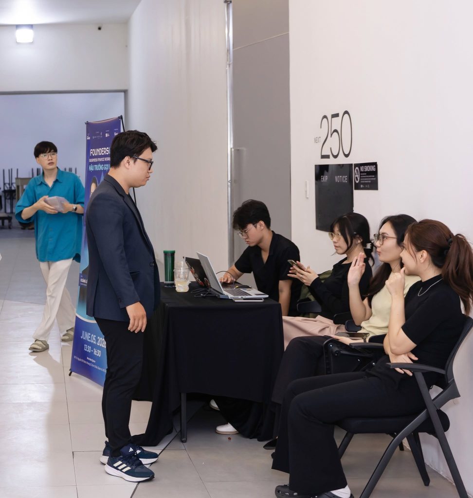 Hoàng Lê trao đổi cùng người tham dự tại sự kiện L'Oréal
