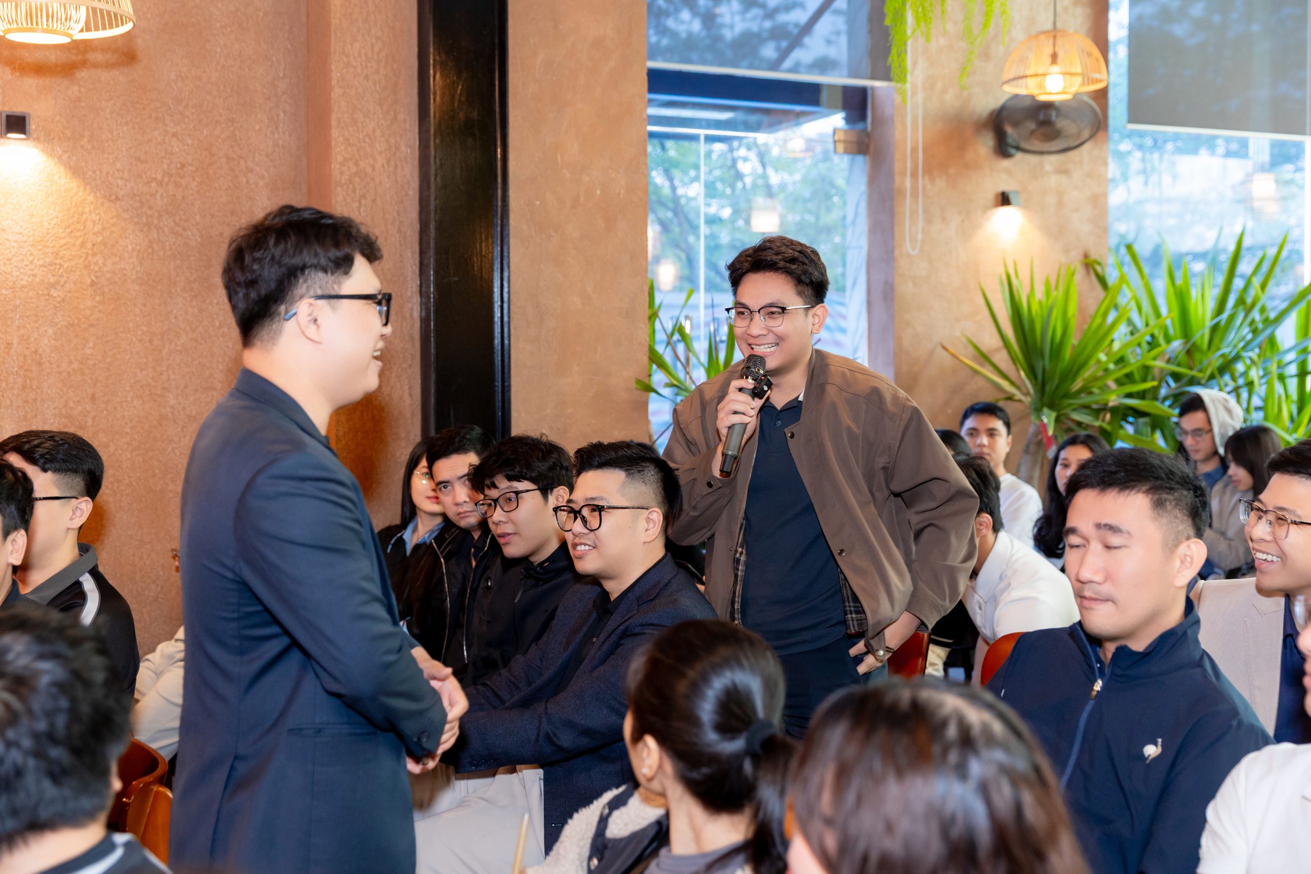 Hoàng Lê giao lưu cùng khách mời tại sự kiện offline của FoundersUp