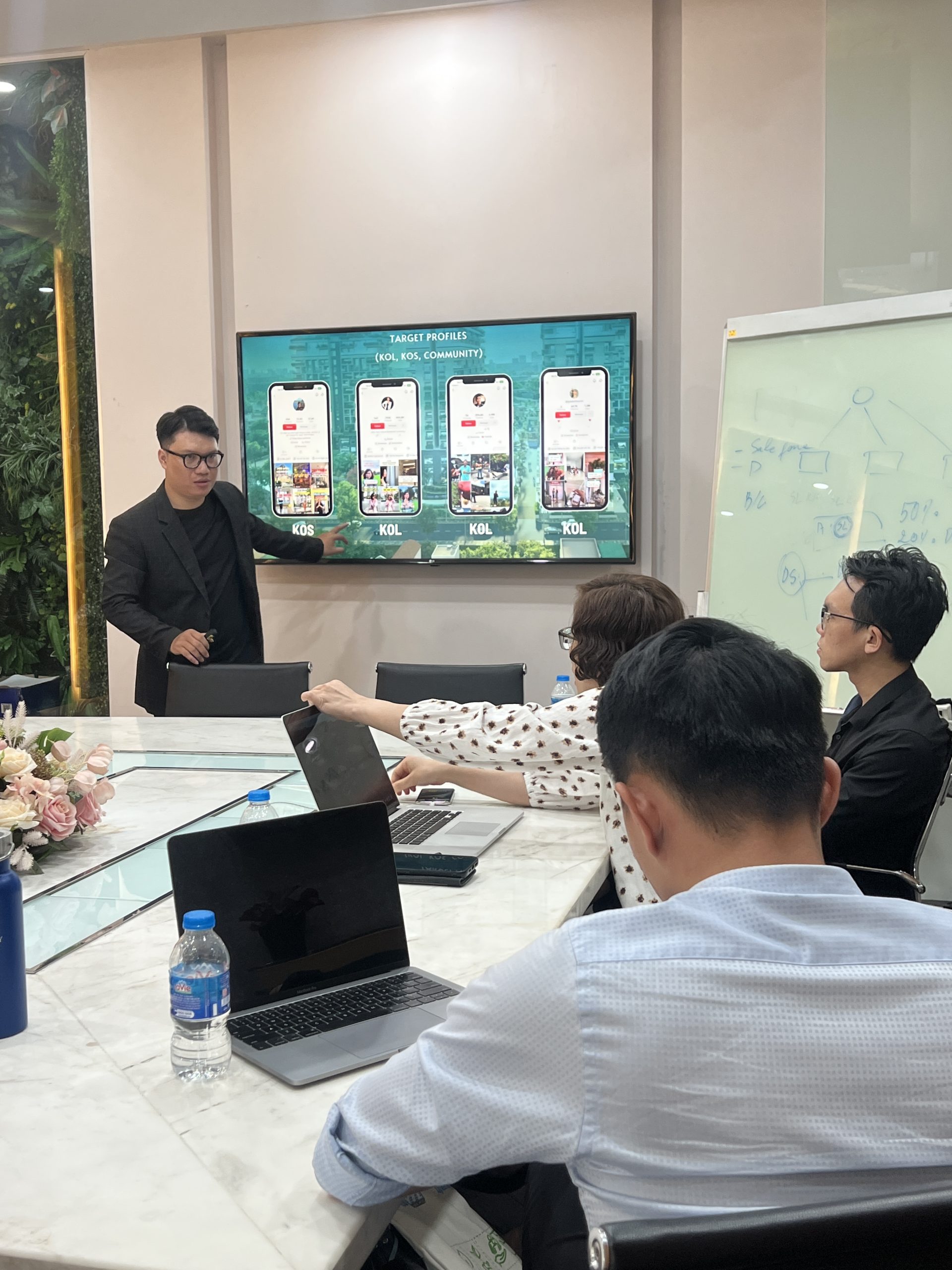 Hoàng Lê tư vấn chiến lược truyền thông cho doanh nghiệp